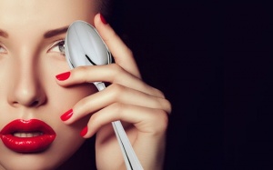 Mẹo làm đẹp chỉ bằng... chiếc thìa inox