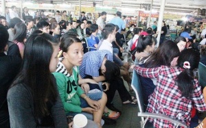 Vật vờ 'săn' vé xe Tết