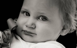 Bé gái vẫn sống dù chỉ còn nửa não