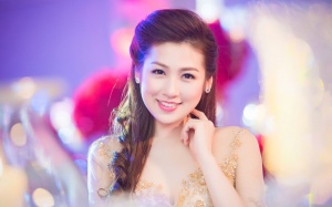 Á hậu Tú Anh vẫn luôn... 'long lanh'