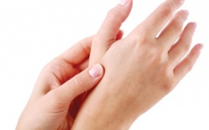 Tê chân tay thường xuyên là bệnh gì?