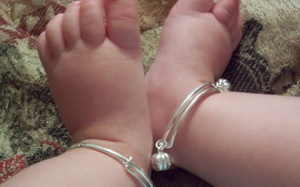 Đeo bạc cho trẻ: Lợi ích thật và lợi ích ảo