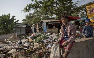 Photo: Những em bé bán diêm thời hiện đại