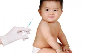 Làm gì khi trẻ bị sốt sau tiêm phòng?