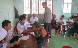 Quảng Ngãi: Khám, chữa bệnh và phát thuốc miễn phí cho 300 người dân