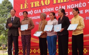 Trao hơn 10.000 thẻ BHYT cho các hộ cận nghèo ở Tây Nguyên