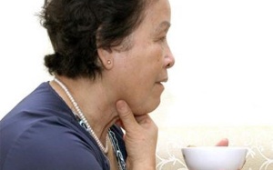 Người già hay bị nghẹn khi ăn là bệnh gì?
