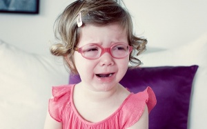 Bé gái bị viêm nhiễm phụ khoa vì… tay bẩn!