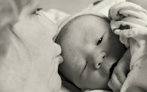 10 khoảnh khắc đáng nhớ về ngày đầu tiên của bé