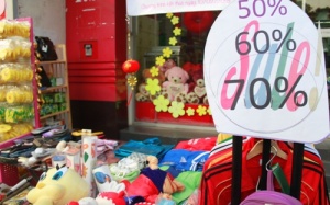 Quần áo giảm giá cuối năm: “Mốt” giảm giá ảo