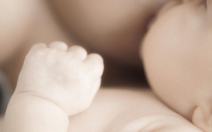 Bú sữa mẹ giúp trẻ khoẻ dạ dày