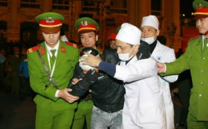 Hà Nội: Cứu 10.000 người chen lấn, xô đẩy trong đêm