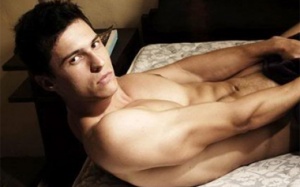 'Khoe hàng”: Người “đau” mắt, kẻ chê cười