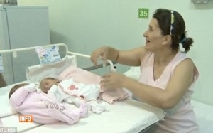 Cặp sinh đôi ra đời cách nhau gần 2 tháng