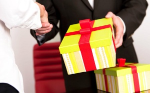 Ranh giới mong manh giữa quà Tết và hối lộ