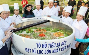 Đổ bỏ tô hủ tiếu kỷ lục Việt Nam