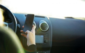 Biết nguy hiểm nhưng vẫn... nhắn tin