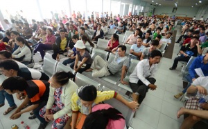 'Nghẹt thở' vẫn không mua được vé tàu, xe vào Nam