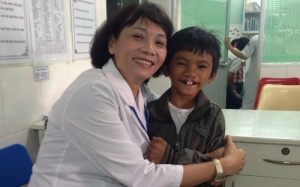 Ca mổ vá môi lần 2 cậu bé “Đằng sau nụ cười” thành công