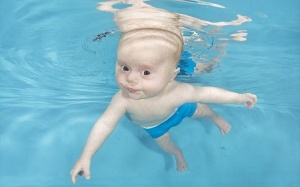 Trẻ sơ sinh tập bơi để phẫu thuật tim