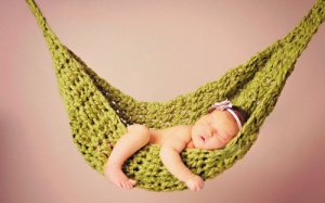 Cho trẻ ngủ võng có hại không?