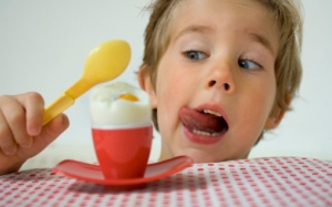 Bé ăn nhiều trứng có tốt không?