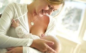 Bị bướu cổ có cho con bú được không?