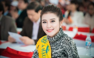 Á Hậu Huyền My rạng rỡ làm đại sứ Xuân Hồng 2015