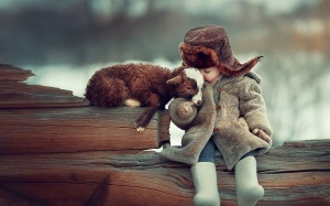 Những hình ảnh đáng yêu của trẻ em với động vật