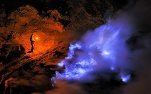 Cận cảnh công việc nguy hiểm bên miệng núi lửa