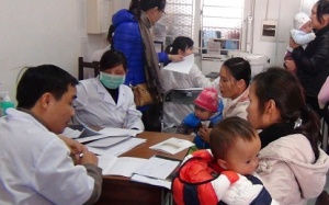 Mưa lạnh kéo dài, trẻ 'thi nhau' nhập viện