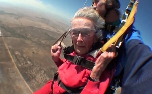 100 tuổi, cụ bà vẫn 'máu' nhảy dù