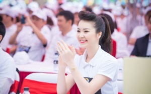 Á hậu Thụy Vân tươi xinh trong vai trò Đại sứ Giờ trái đất