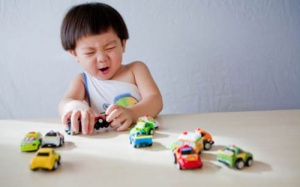 Cảnh giác khi cho trẻ chơi đồ chơi có pin 