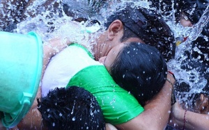 Độc đáo lễ hội hôn ở Indonesia