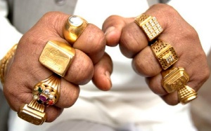 Infographic: Ngón tay đeo nhẫn của đàn ông tiết lộ điều gì?