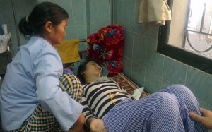 Rơi nước mắt chuyện bố ung thư chăm con viêm màng não