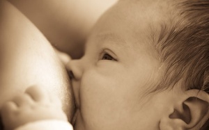 Phải làm sao khi không đủ sữa cho con bú?