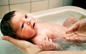 Trẻ bị rôm sảy phải làm sao?