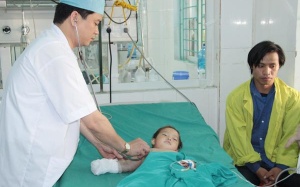 Vụ em bé 2 tuổi bị rắn cắn nguy kịch: Bộ trưởng giúp đỡ