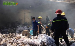 Hà Nội: Hoảng hồn vì đám cháy tại kho giấy sát cây xăng