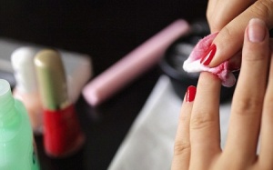 Cẩn thận chết cháy vì sơn móng tay cạnh lửa