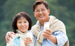 Người cao tuổi có nên uống sữa tươi không?