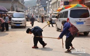 Photo: Cảm động tình yêu bền chặt của cụ bà với người chồng mù trong suốt 30 năm