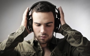 Nghe nhạc bằng tai nghe nhiều có bị điếc không?