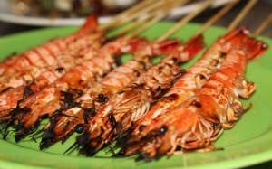 Nguy cơ nhiễm sán từ tôm, cua, ốc nướng