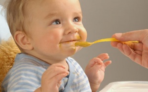 'Mối nguy' khi nêm muối vào cháo ăn dặm