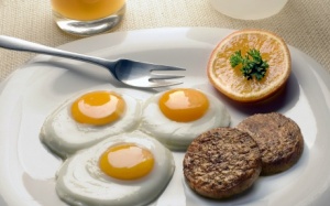 Sinh bệnh vì ăn nhiều trứng?