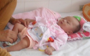 Hi hữu cứu sống bé gái 2 tháng tuổi đã ngừng thở