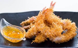 Tôm tẩm dừa nạo chiên cho bữa chiều giòn tan